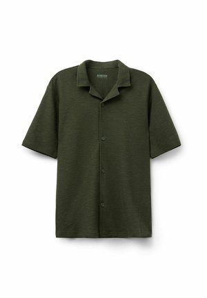 Tmavě zelená krátký rukáv pletená košile s límcem ve stylu kempu a předními knoflíky, zobrazena naležato na bílém pozadí.