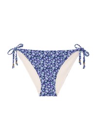 Bas de bikini floral violet avec des panneaux beige clair. Les liens sur les côtés sont ornés de perles décoratives et le tissu est parsemé de motifs floraux.