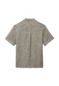 Chemise à manches courtes en tissu gris clair avec des rayures verticales sombres. Présente un col pointu et un pli au dos pour plus de structure.