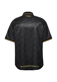 Μαύρη αθλητική φόρμα με λεπτά γεωμετρικά σχέδια, κοντά μανίκια, κίτρινες λεπτομέρειες στον γιακά και τα μανίκια, και τη λέξη "INTERNATIONALS" σε χρυσό στην πλάτη.