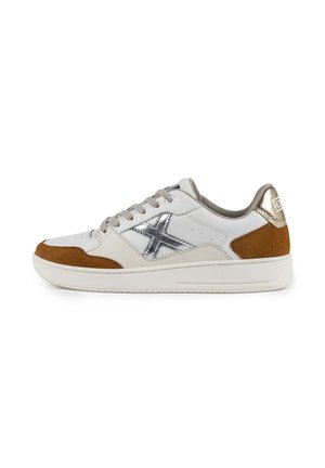 Sneaker bianco in pelle con dettagli in suede marrone, logo argentato, lacci grigio chiaro e tallone metallico testurizzato. Suola spessa in gomma bianca.