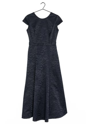 Czarna sukienka do kolan z krótkimi rękawami i subtelną falistą fakturą, wisząca na czarnym wieszaku na białym tle.