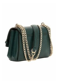 Sac à main vert à motif crocodile avec une bandoulière en chaîne dorée et une fermeture à rabat, présentant une forme structurée et une surface texturée.