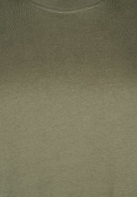 Maglione a maglia verde oliva con una texture liscia, dotato di collo a giro e un sottile effetto gradiente dal scuro al chiaro.