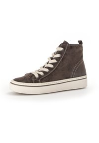 Bruine suède hoge sneakers met beige veters, een witte rubberen zool en contrasterende stikseldetails; afgeronde neusvorm.