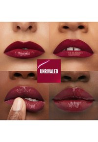 Quatre gros plans de lèvres portant différentes teintes de rouge bordeaux profond. Au centre figure le texte "INÉGALÉ" sur un fond bordeaux.