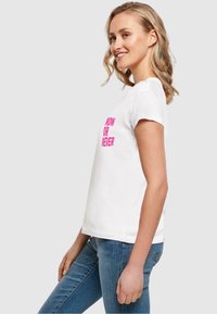 Merchcode NOW OR NEVER BOX TEE - T-shirts print - white