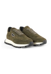 Sneaker in suede verde oliva con lacci beige, suola in gomma e accenti neri. Presenta una forma snella e una superficie testurizzata.
