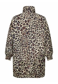 Pulover s uzorkom leoparda, širokog kroja, s visokim ovratnikom, dugim napučenim rukavima i zaobljenim rubom, s bež pozadinom i crnim-smeškastim mrljama.