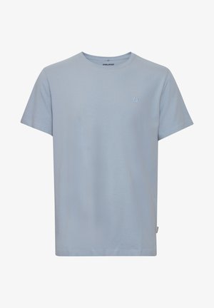 Jasnoniebieska bawełniana koszulka z okrągłym dekoltem i krótkimi rękawami. Posiada małe, tonujące logo na lewej piersi oraz prosty dół.