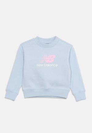 Svijetloplava majica s okruglim izrezom i logom New Balance u ružičastoj i bijeloj boji smještenim u sredini sprijeda, dugih rukava, s rebrastim manžetama i rubom.