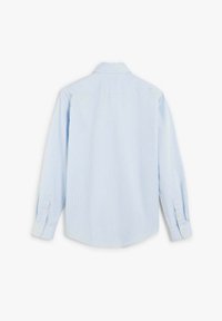 Camisa de manga larga azul claro con cuello camisero, que presenta un sutil patrón de rayas. Los puños abotonados y el dobladillo redondeado completan el diseño.