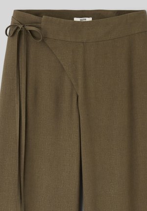 Pantalon style portefeuille vert olive avec une fermeture à nouer sur le côté et une coupe droite et ample en tissu texturé.