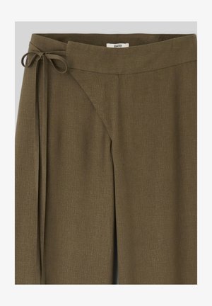 Pantalon style portefeuille vert olive avec une fermeture à nouer sur le côté et une coupe droite et ample en tissu texturé.