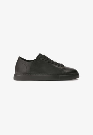 Schwarze Leder-Sneaker mit glatter Textur, abgerundetem Zeh, sechs Ösen und flacher Gummisohle. Minimalistisches Design ohne sichtbare Muster.