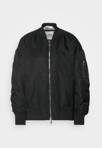 Schwarze Bomberjacke aus schimmerndem, glattem Stoff. Verfügt über einen Frontreißverschluss, gerippte Bündchen und mehrere funktionale Taschen. Einfaches Design.
