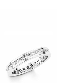 Anello in argento con una fila di pietre quadrate trasparenti incastonate lungo la fascia. L'interno è contrassegnato con "925" per indicare l'argento sterling.