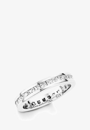 Silberring mit einem kanalgeschnittenen Muster aus quadratischen, klaren Steinen entlang des Bandes. Das Innere ist mit "925" für Sterlingsilber markiert.