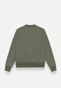 Sweatshirt verde măslin, material moale din bumbac, gât rotund, manșete și tiv din material elastic, design simplu, fără logo-uri sau modele vizibile.