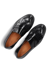 Zwarte leren loafers met een franjerdesign. Glad bovenwerk, ronde neus en een tan interieur. Beschikt over een brede band over de wreef.