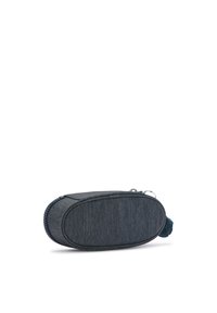 Custodia per matite in denim scuro, forma ovale, tessuto testurizzato, chiusura con zip e un piccolo pom-pom decorativo attaccato al cursore della zip.