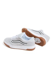 Sneakers di suede grigio con lacci e suola bianca. Presentano strisce laterali nere e una suola in gomma marrone chiaro con un motivo testurizzato per una maggiore aderenza.