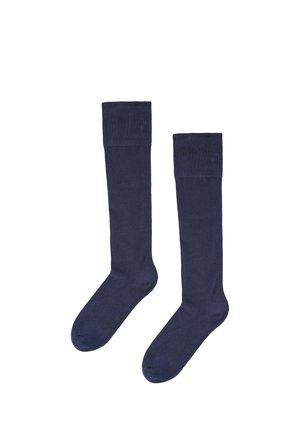Coppia di calzini lunghi semplici blu scuro, appoggiati distesi con bordi a coste su sfondo bianco.