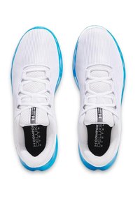 Weiße Sportschuhe mit gerippter Textur, blauen Akzenten an der Sohle und einem schwarzen Innensohlenlabel mit der Aufschrift "Comfort Deluxe System".