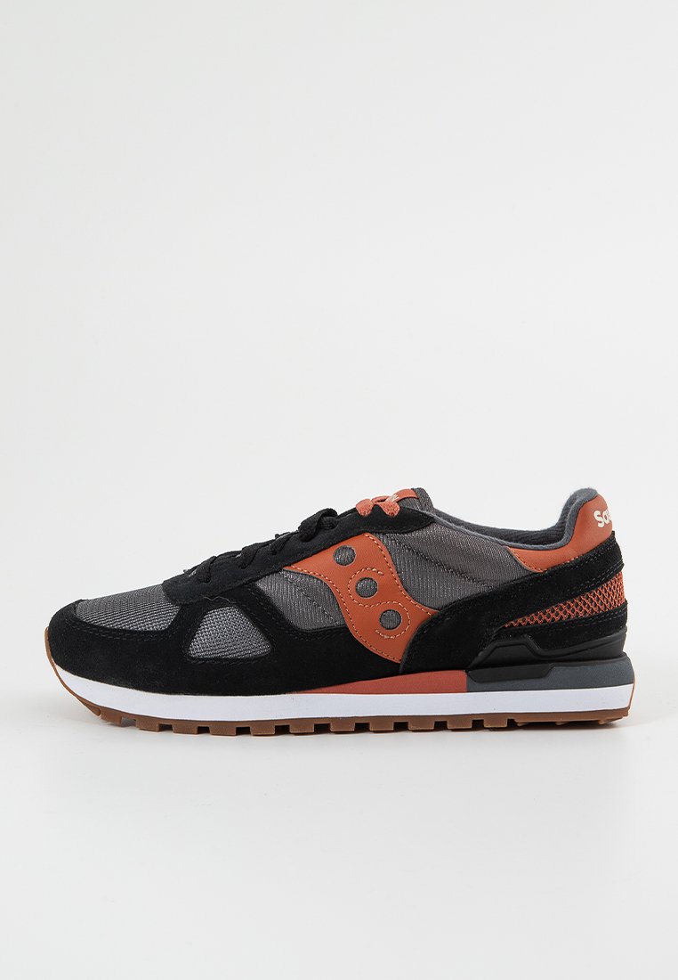 Sneaker nero e grigio con tomaia in rete, dettagli in suede e accenti arancioni. Dotato di un'intersuola bianca e suola in gomma testurizzata.