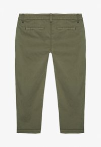 Pantalons vert olive en coton lisse, dotés de deux poches arrière plates et d'une coupe droite.