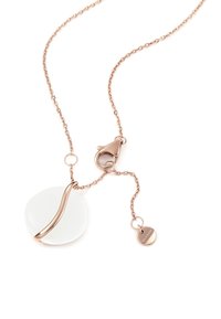 Roségold-Halskette mit einem glatten weißen Steinanhänger, der ein geschwungenes Metallelement und ein kleines Etikett am Kettenanhänger aufweist.