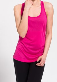 Top de tirantes ajustado y sin mangas en color rosa brillante, fabricado con un tejido ligero y suave. Presenta un escote redondeado y sutil fruncido en los laterales.