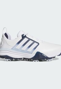 Chaussure de golf Adidas blanche avec des accents bleu marine, des crampons sous la semelle, et le marquage "Adipower" sur le côté de la semelle intermédiaire.