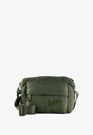 Sac bandoulière matelassé vert olive avec fermeture éclair, sangle réglable et détail embossé "MD 20" sur le devant. Texture douce, forme rectangulaire.
