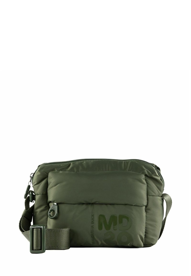 Sac bandoulière matelassé vert olive avec fermeture éclair, sangle réglable et détail embossé "MD 20" sur le devant. Texture douce, forme rectangulaire.