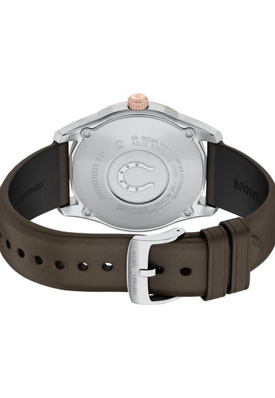 Zadní strana hodinek Emporio Armani ukazující pouzdro z nerezové oceli, hnědý kožený řemínek, korunku z růžového zlata a stříbrnou sponu s logem značky.