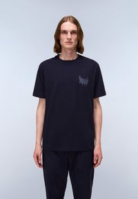 Dunkelblaues Baumwoll-T-Shirt mit kurzen Ärmeln, rundem Halsausschnitt und einem kleinen Grafikdruck auf der linken Brust. Lässige Passform, weicher Stoff.