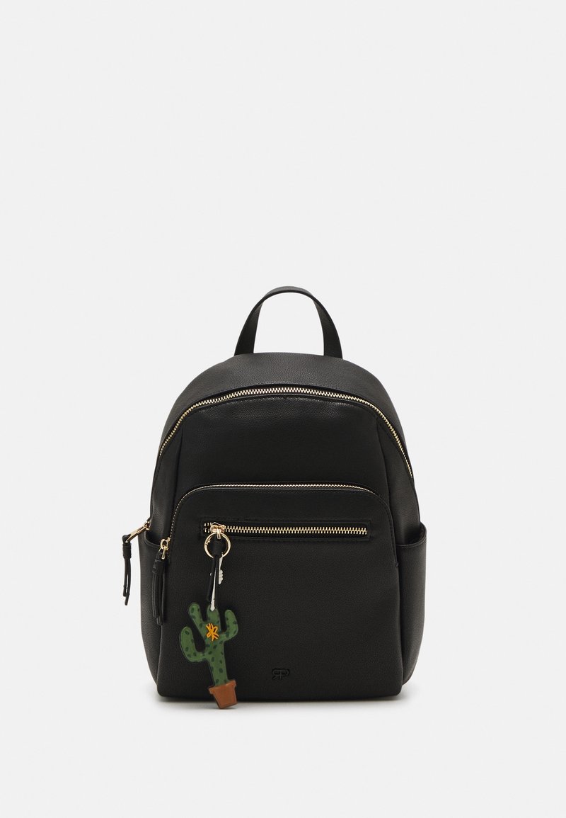 Mochila de cuero negra con un diseño redondeado, cremalleras doradas, bolsillo frontal y un llavero de cactus como acento. O