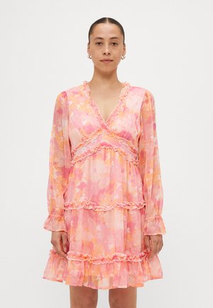 Blommig klänning i rosa och orange nyanser; har volangdetaljer, långa ärmar och en V-ringning; lätt, genomskinlig tyg och lagerdesign.