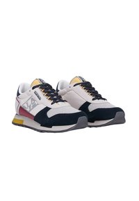 Sneakers con tomaia in rete, dettagli in suede blu navy e accenti bordeaux; presentano una suola imbottita, lacci e un logo sulla linguetta.
