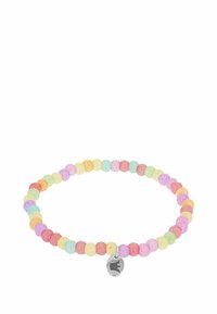 Bracciale colorato di perline con perline pastello in rosa, giallo, verde e viola, con un piccolo ciondolo metallico attaccato. Forma rotonda, design elastico.