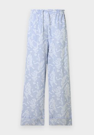 Svetlomodré široké nohavice s bielym kvetinovým čipkovaným prekrytím a jemnými vertikálnymi pruhmi, s elastickým pásom a zrolovanými lemami.