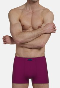 Paarse boxershorts van zacht materiaal met een strakke pasvorm. Heeft een logo-elastische tailleband en gestructureerde naaddetails.