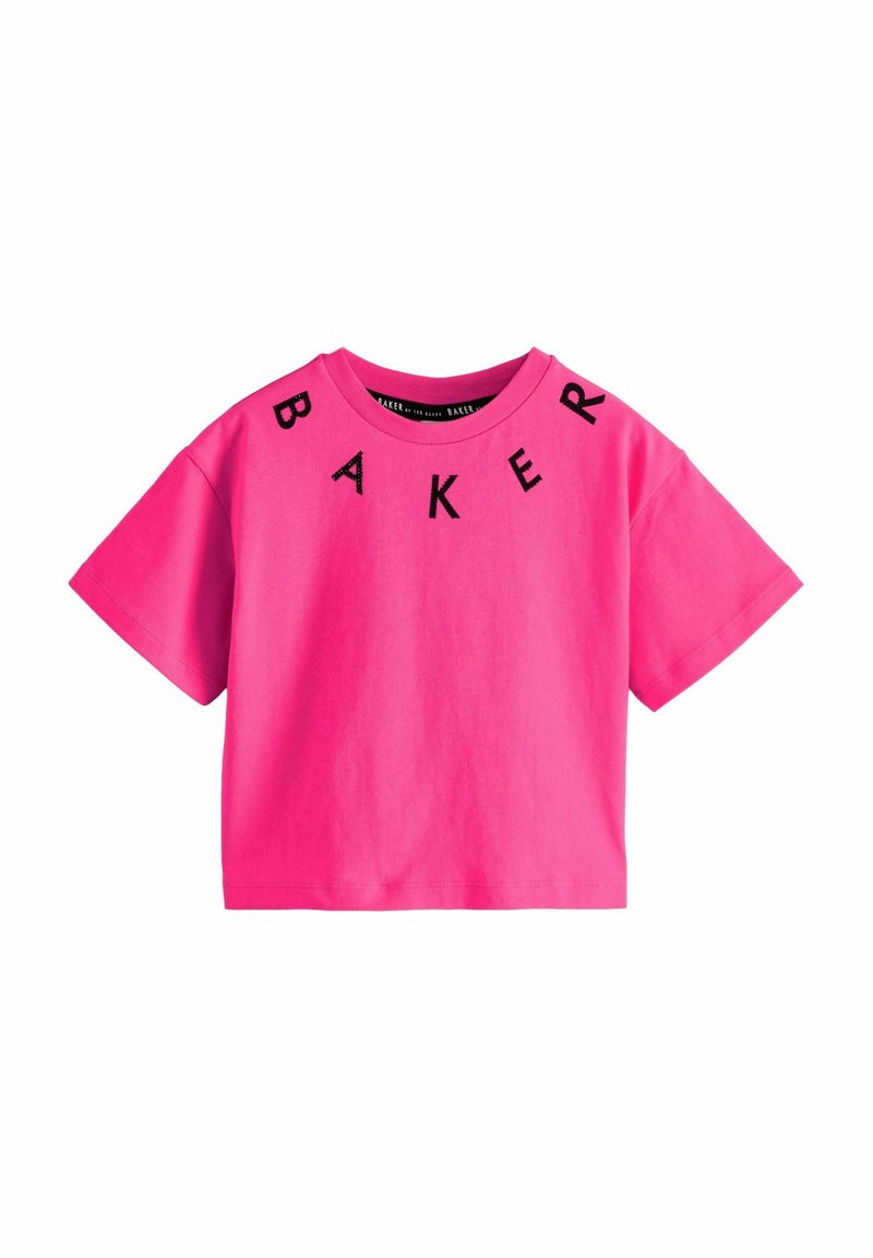 Rosa bomullströja med korta ärmar. Har "BAKER" i svart tryck över bröstet. Klassisk rund halsringning, avslappnad passform.