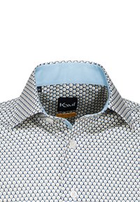 Camicia a maniche corte con colletto azzurro chiaro, caratterizzata da un motivo circolare bianco e blu navy. Quattro bottoni bianchi sul davanti. Tessuto morbido.