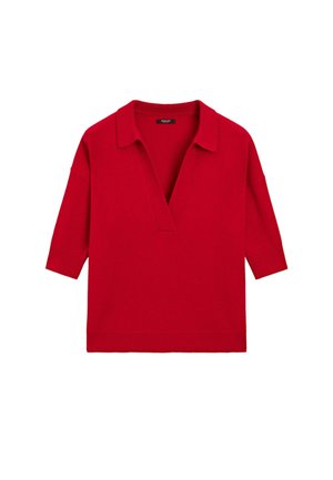 Maglione rosso a maglia con colletto a V e maniche a tre quarti, con polsini e orlo a coste, poggiato su uno sfondo bianco.