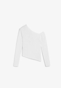 Vit, texturerad långärmad topp med asymmetrisk skärning och ett utsatt axel, tillverkad av ett mjukt, lätt material.