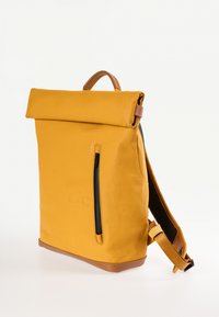 Gelbe Rolltop-Rucksack aus glattem, wetterbeständigem Material. Verfügt über eine Vorderseite mit Reißverschlusstasche und braunen Lede-Details.
