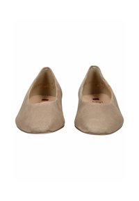 Scarpe flat in suede color beige chiaro con punta arrotondata. Texture liscia, design minimalista, senza hardware o dettagli visibili.