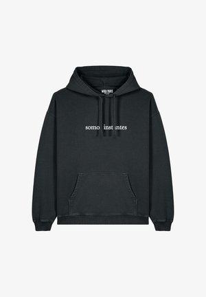 Hoodie nero in cotone, con tasca frontale, polsini e orlo a coste, e il testo "somos instantes" in bianco sul petto.